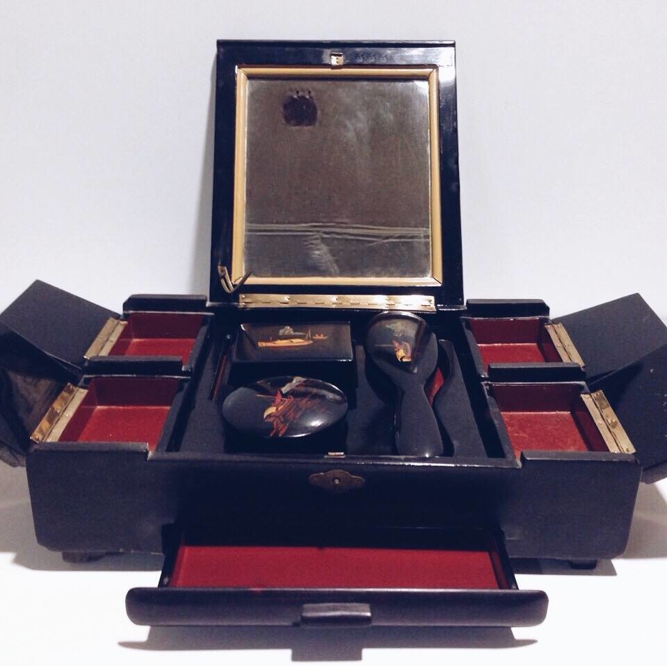 Шкатулка вінтаж китайська з дзеркалом та щіткою чорний лак BX-048