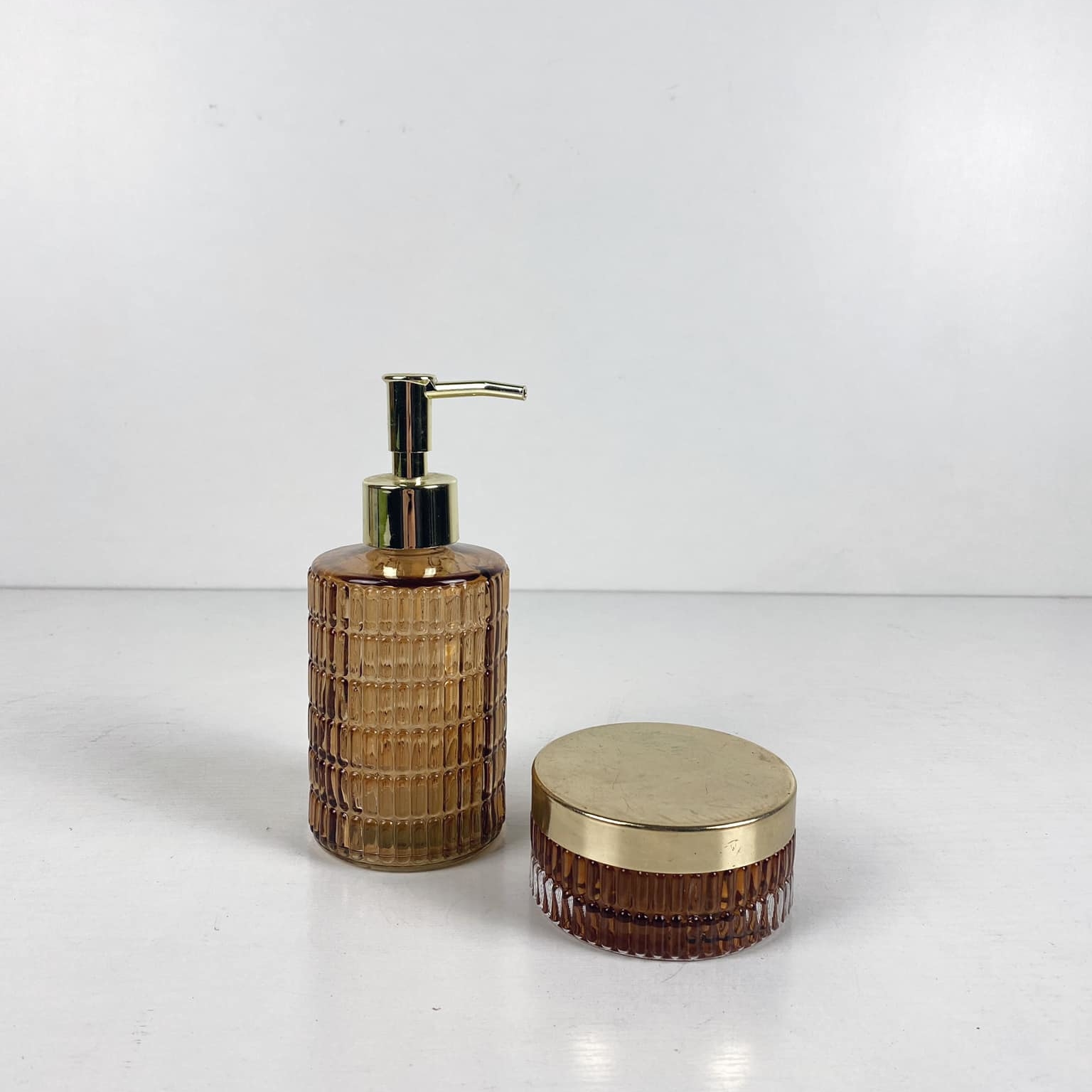 Набір для ванної кімнати (2 предмета) диспенсер/баночка скло рельєфне коричневе BR-026