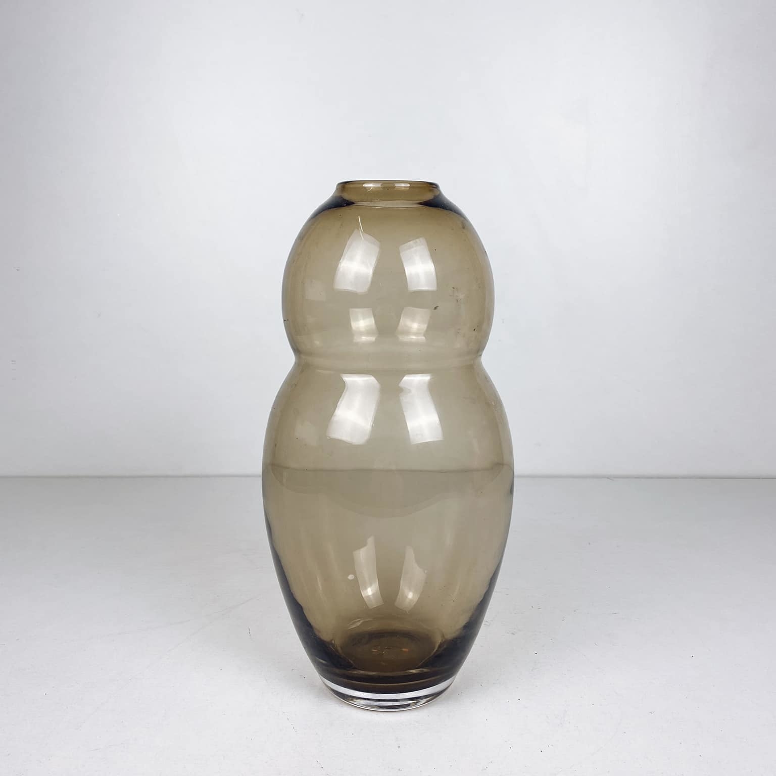 Ваза округла зі звуженням скло коричневa VA-358