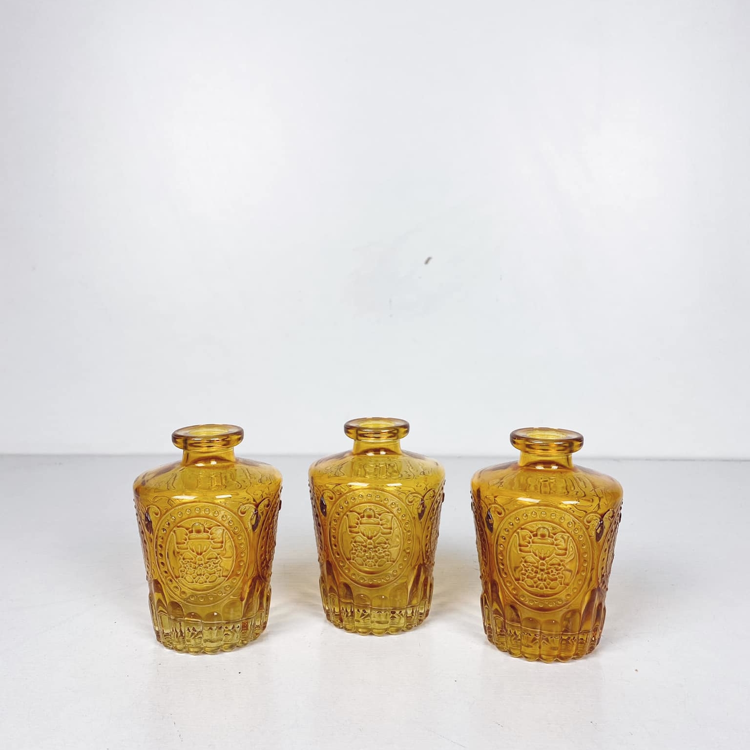 Ваза мала рельєфне скло жовта VA-390