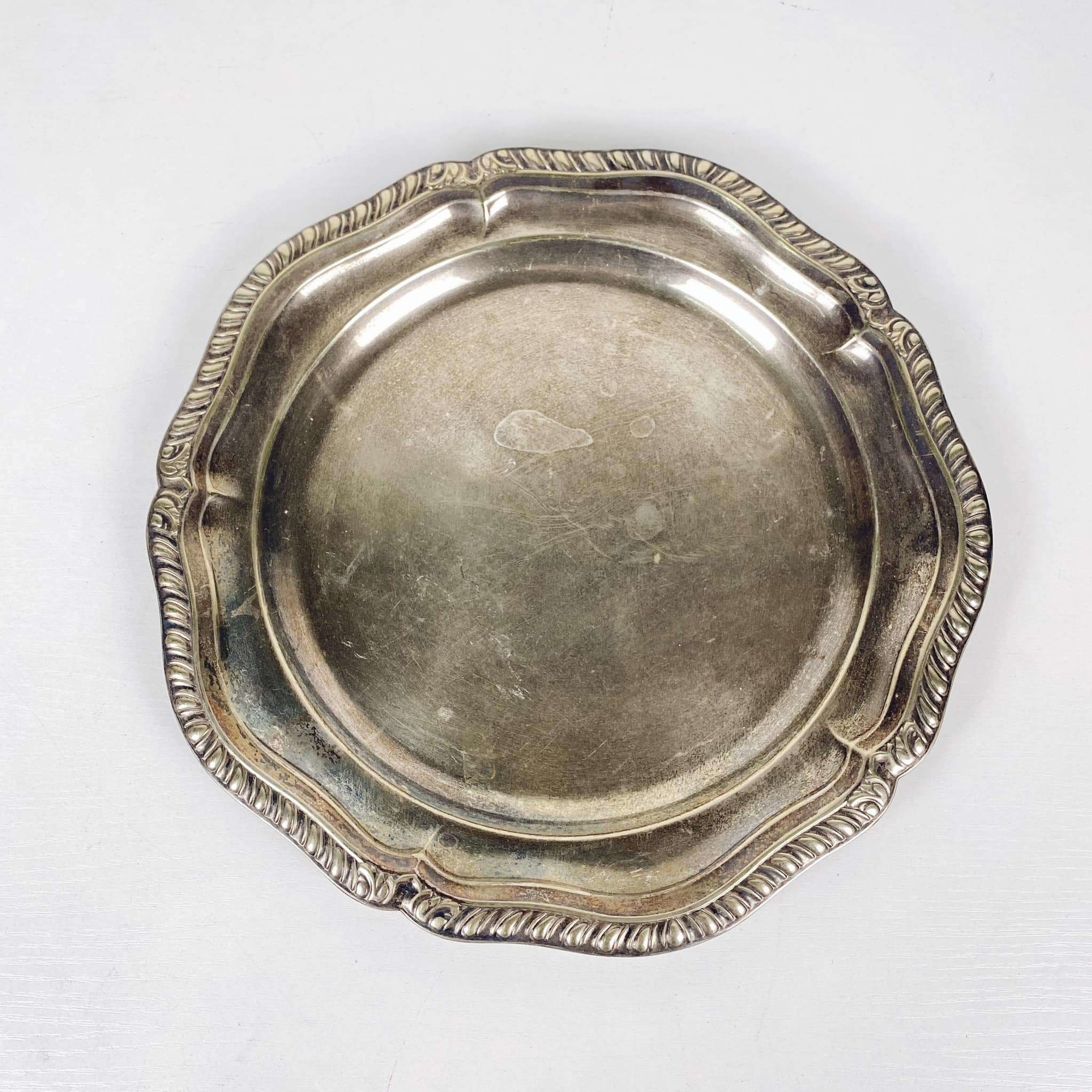 Блюдо кругле фігурний край рельєфний декор столове срібло вінтаж PS-069