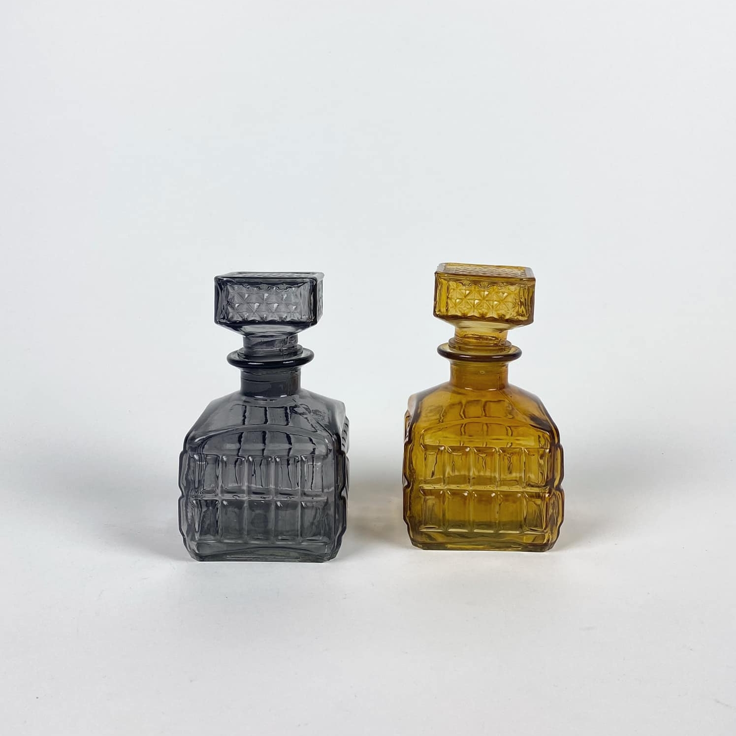 Графин рельєфне скло сірий/коричневий KF-020