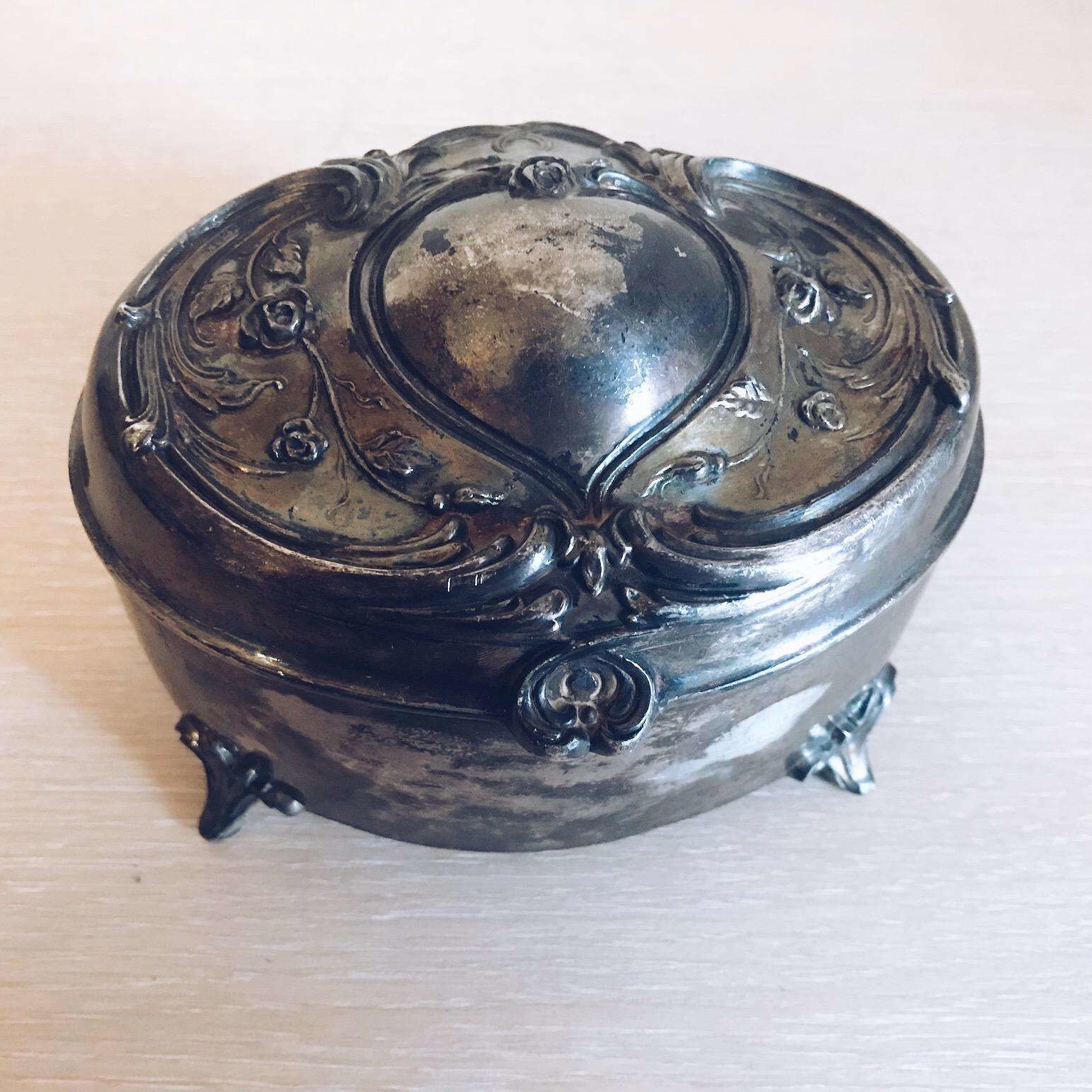 Скринька овальна на ніжках Серце з трояндами сріблення вінтаж BX-065