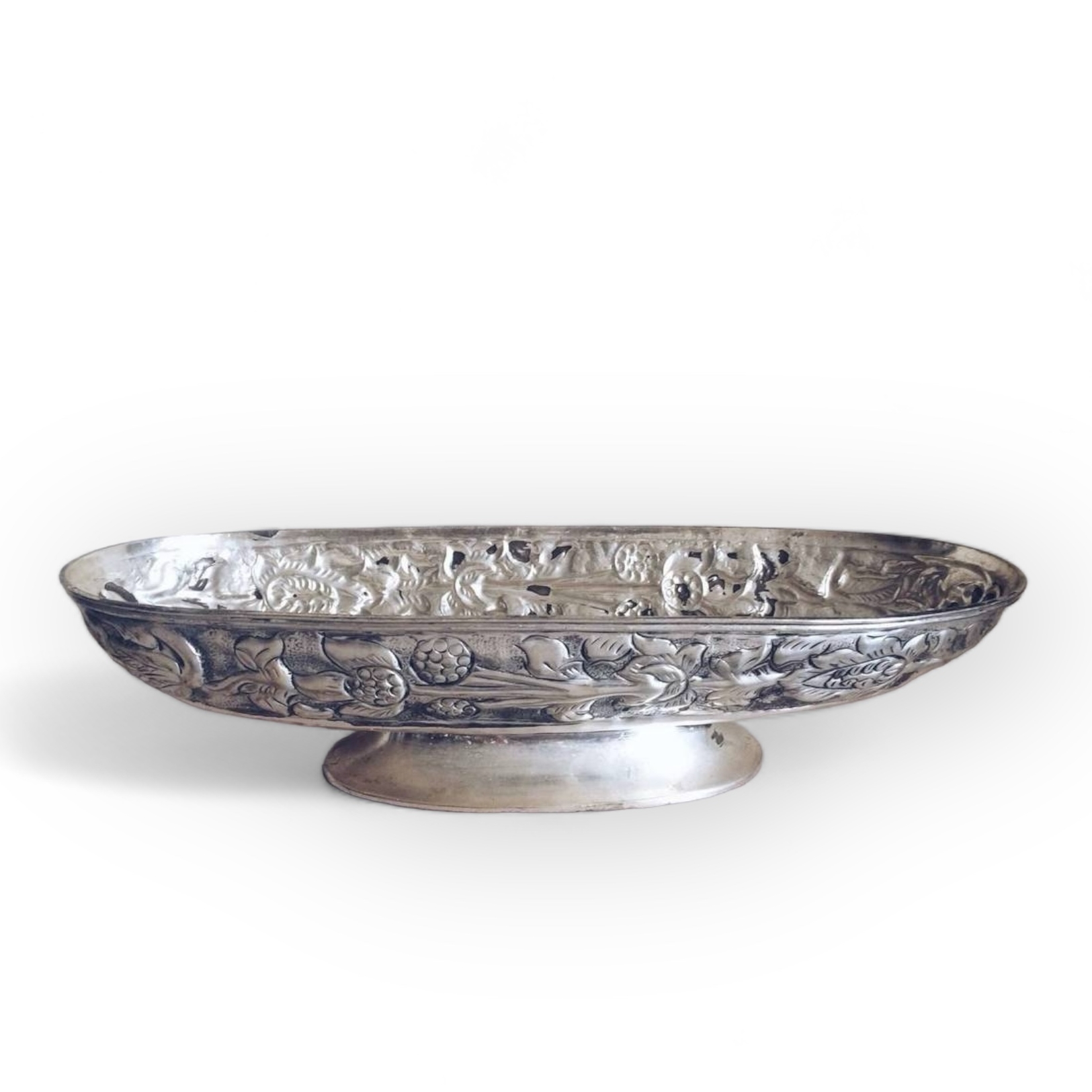 Блюдо овальне з рельєфним декором сріблення