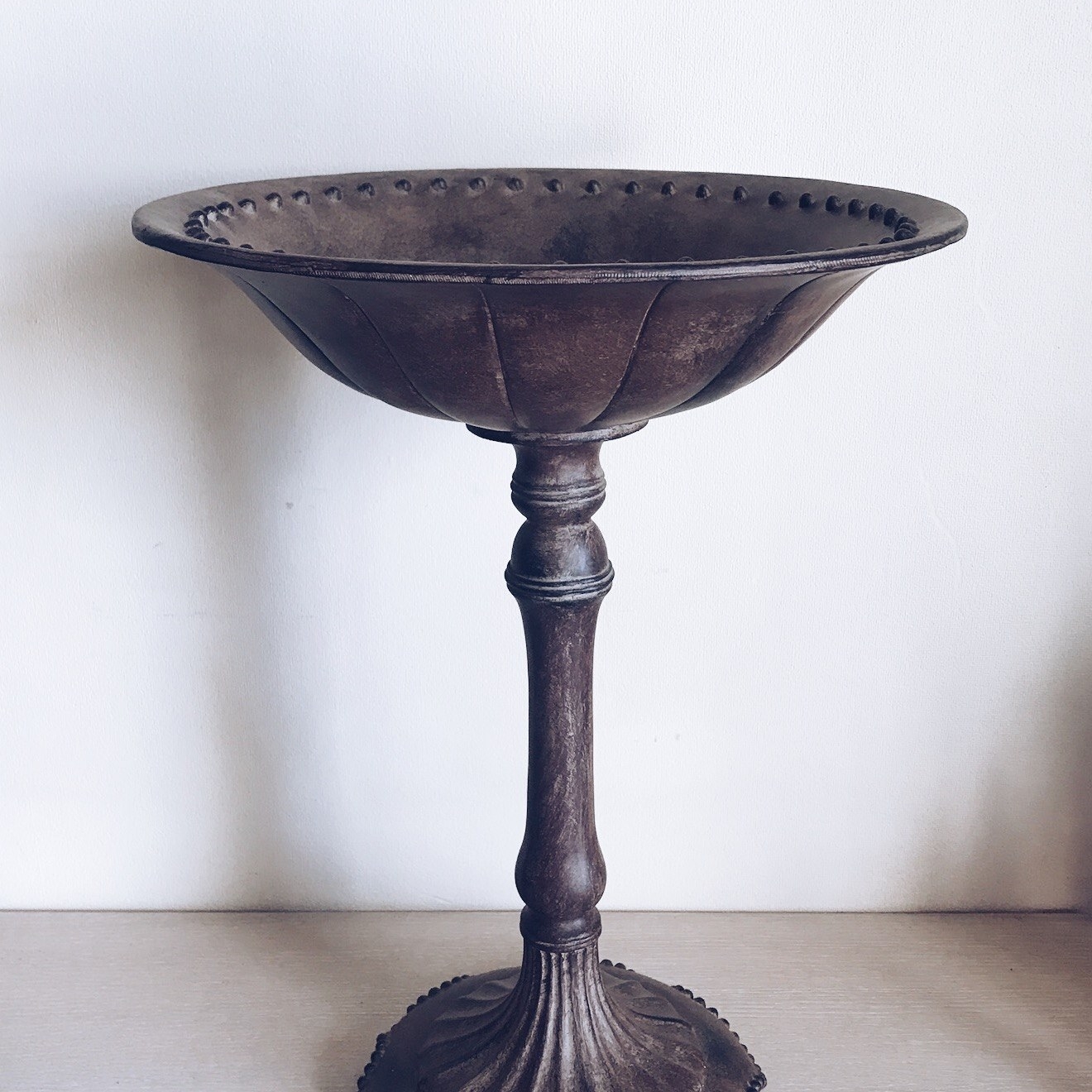 Ваза для фруктів на ніжці коричнева полімер FP-028