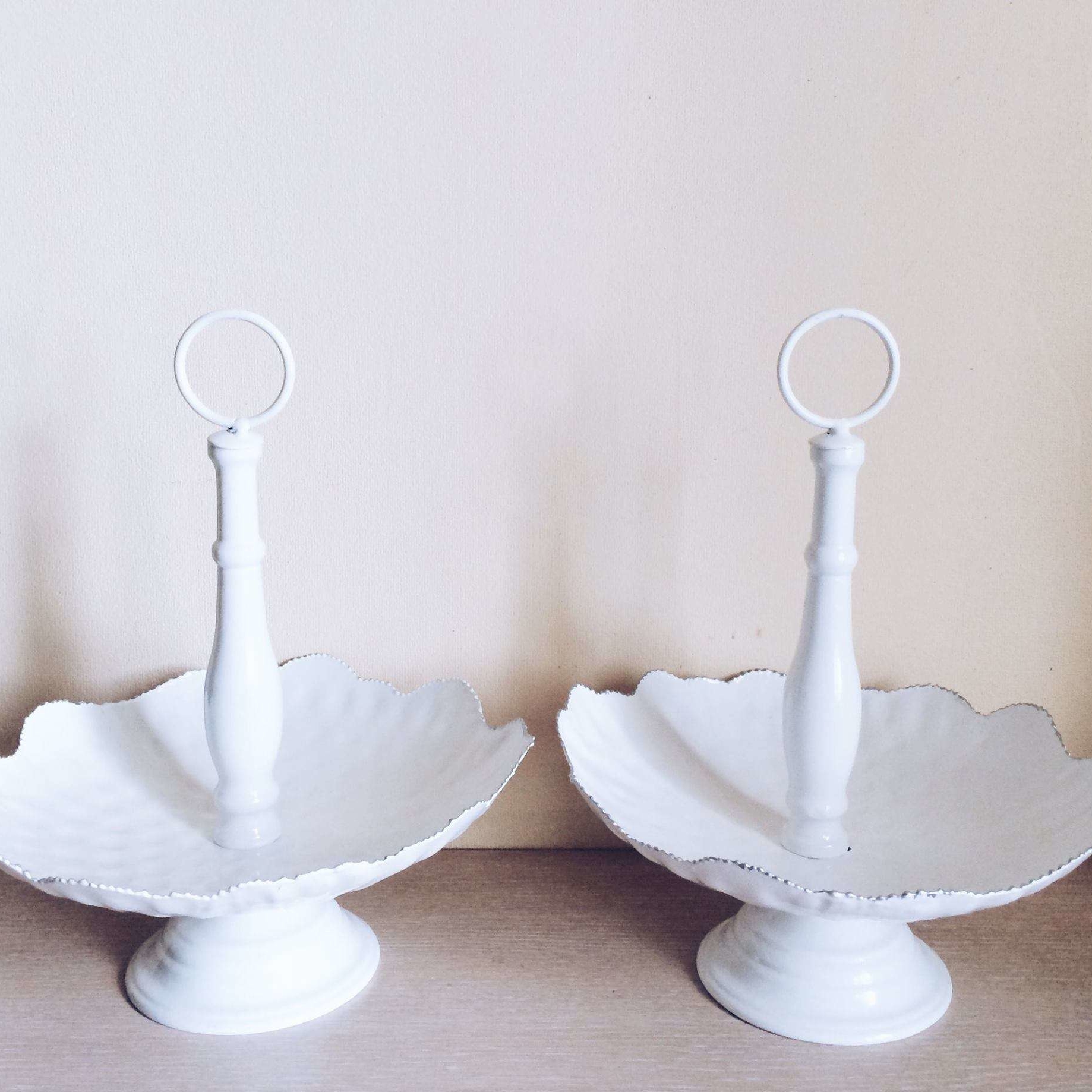 Тарілка для десертів з тримачем біла метал FP-038