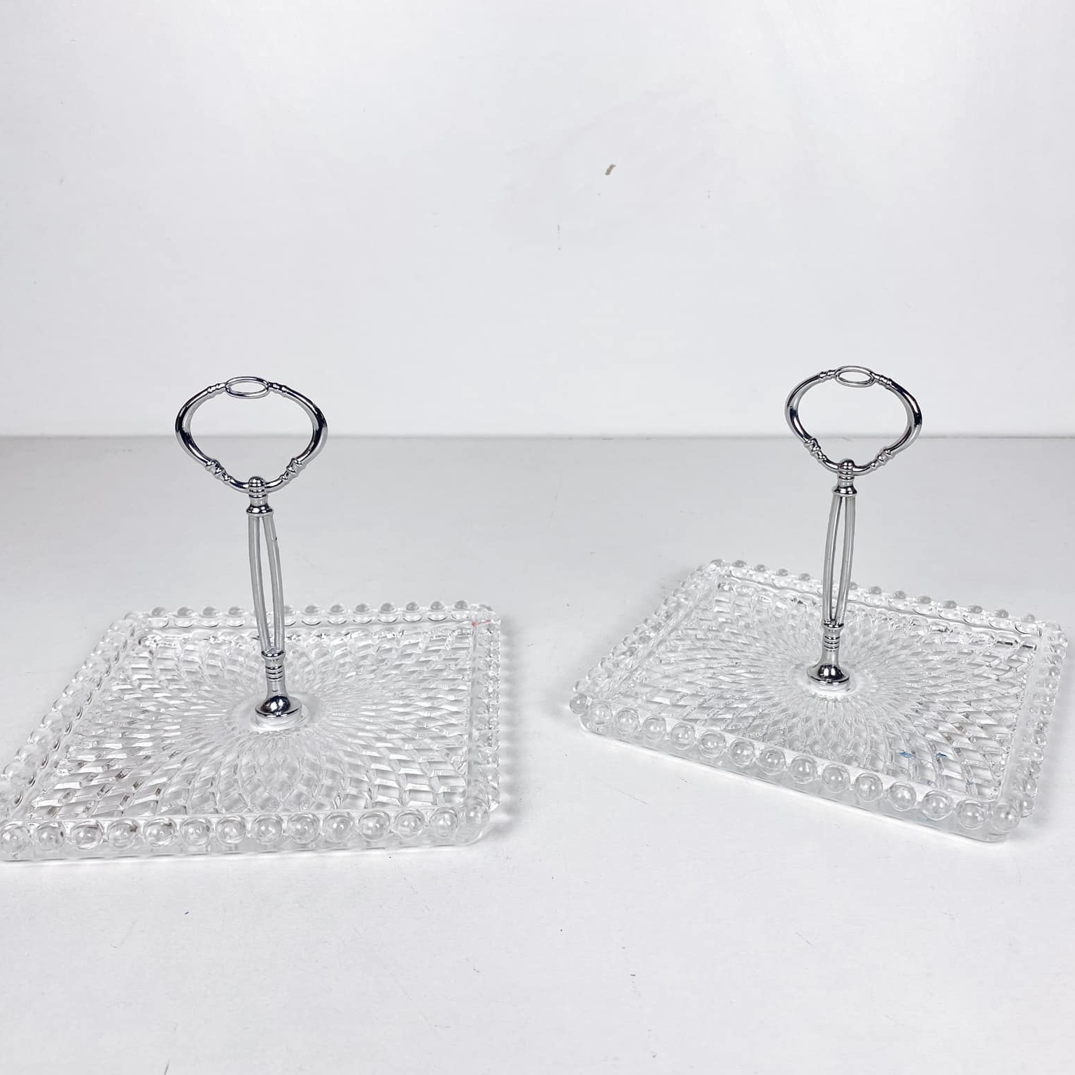 Тарілочка для десертів з тримачем квадратна мала рельєфне скло FP-042