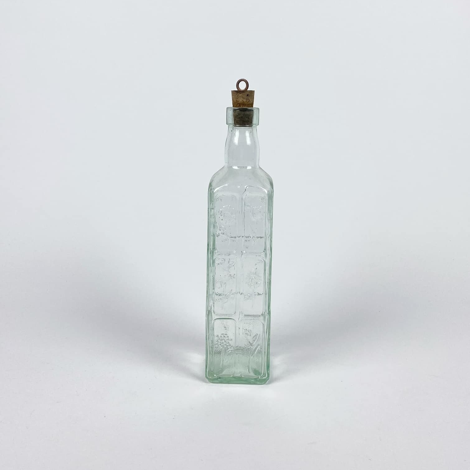 Пляшка квадратна з корком рельєфне скло KF-050