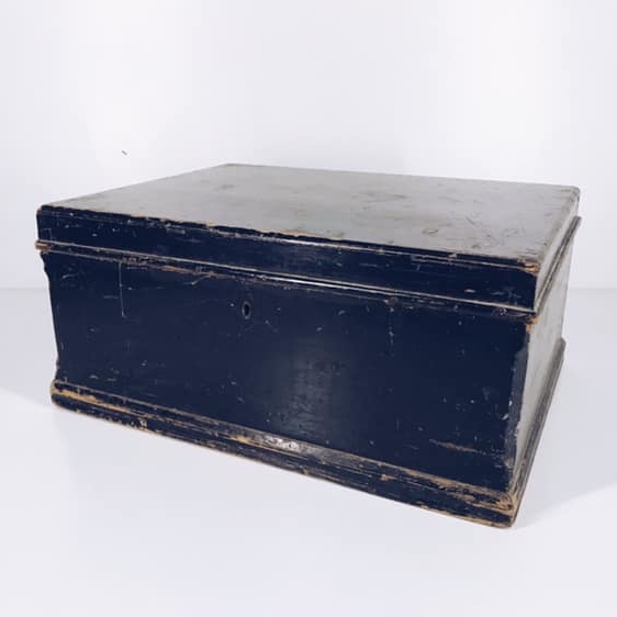 Скринька стара чорна з потертоостями дерево BX-066