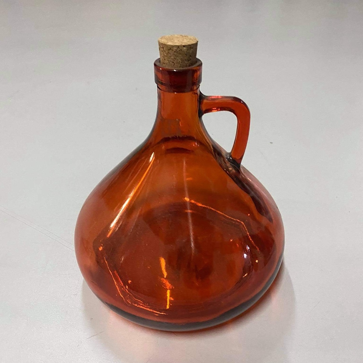 Пляшка з корком ручкою червоне скло KF-058