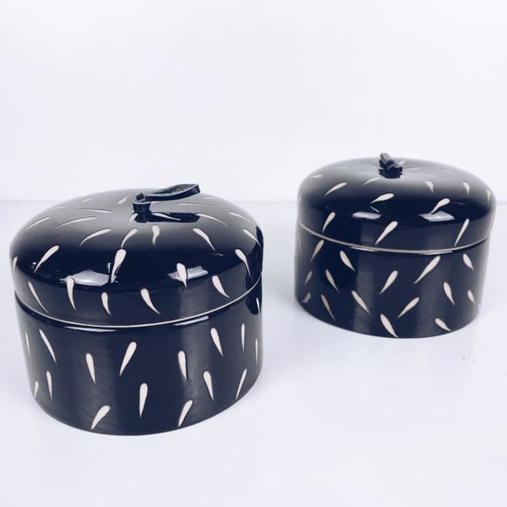 Шкатулка кругла чорна з бежевими рисками кераміка BX-067