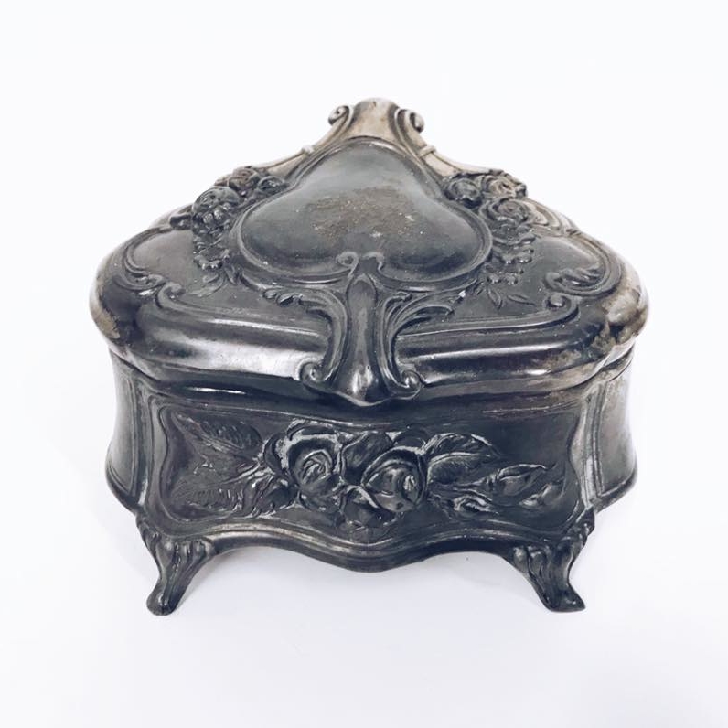 Скринька фігурна на ніжках з рельєфними трояндами сріблення вінтаж BX-075