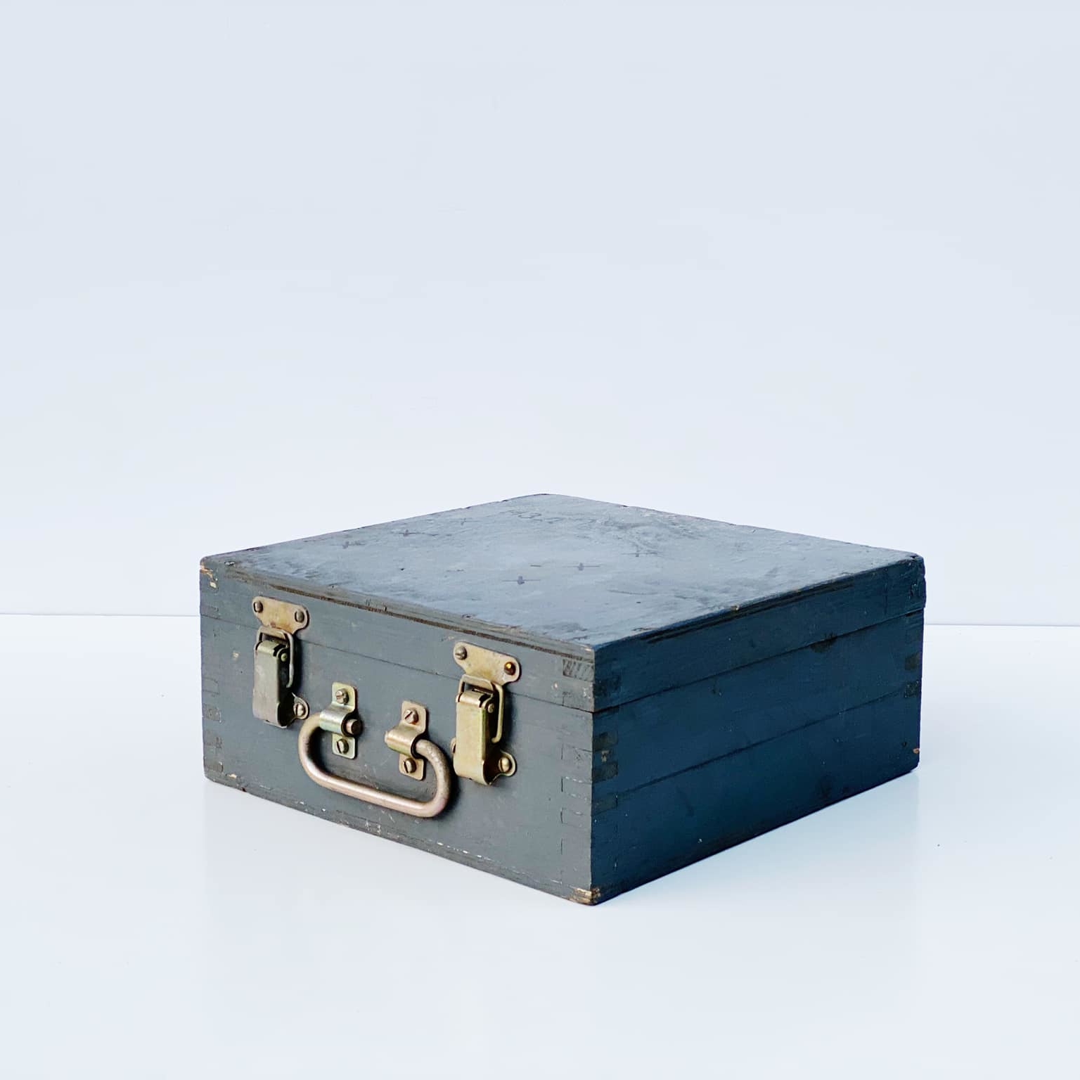 Ящик-чемодан сірий дерево вінтаж 10