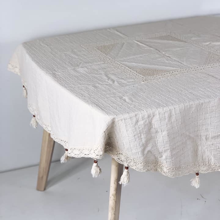 Скатертина кругла фактурна з мереживом беж льон TT-029