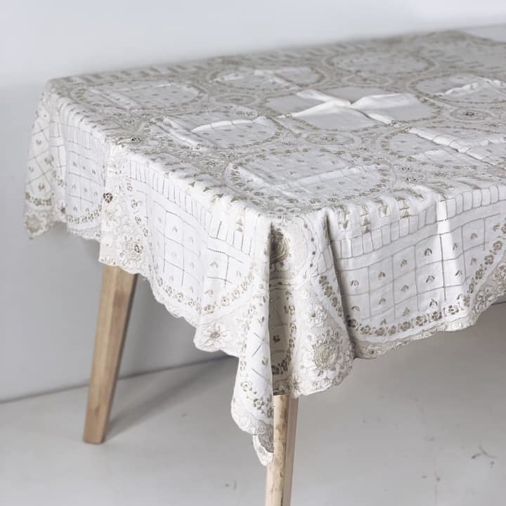 Скатертина квадратна з вишивкою беж TT-030