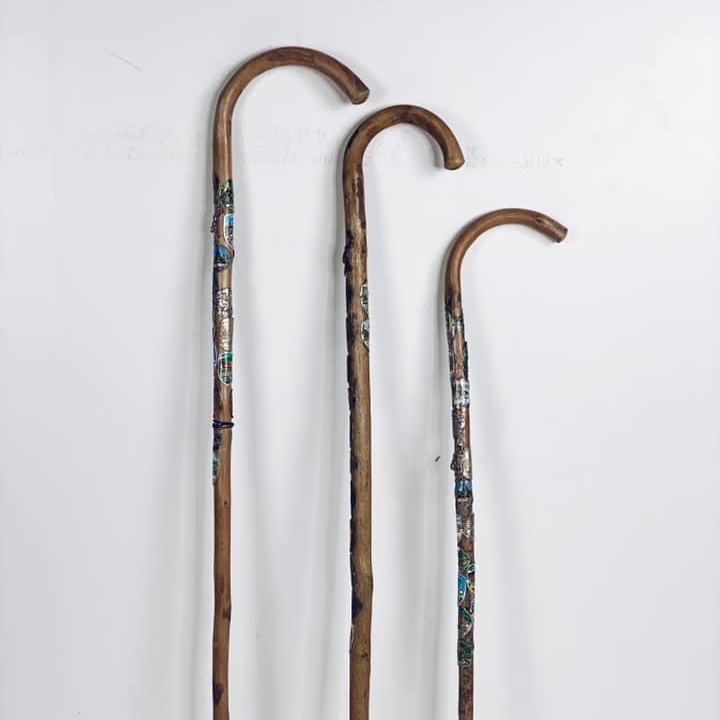 Тростина (палиця) дерев'яна з металевими шильдами  6