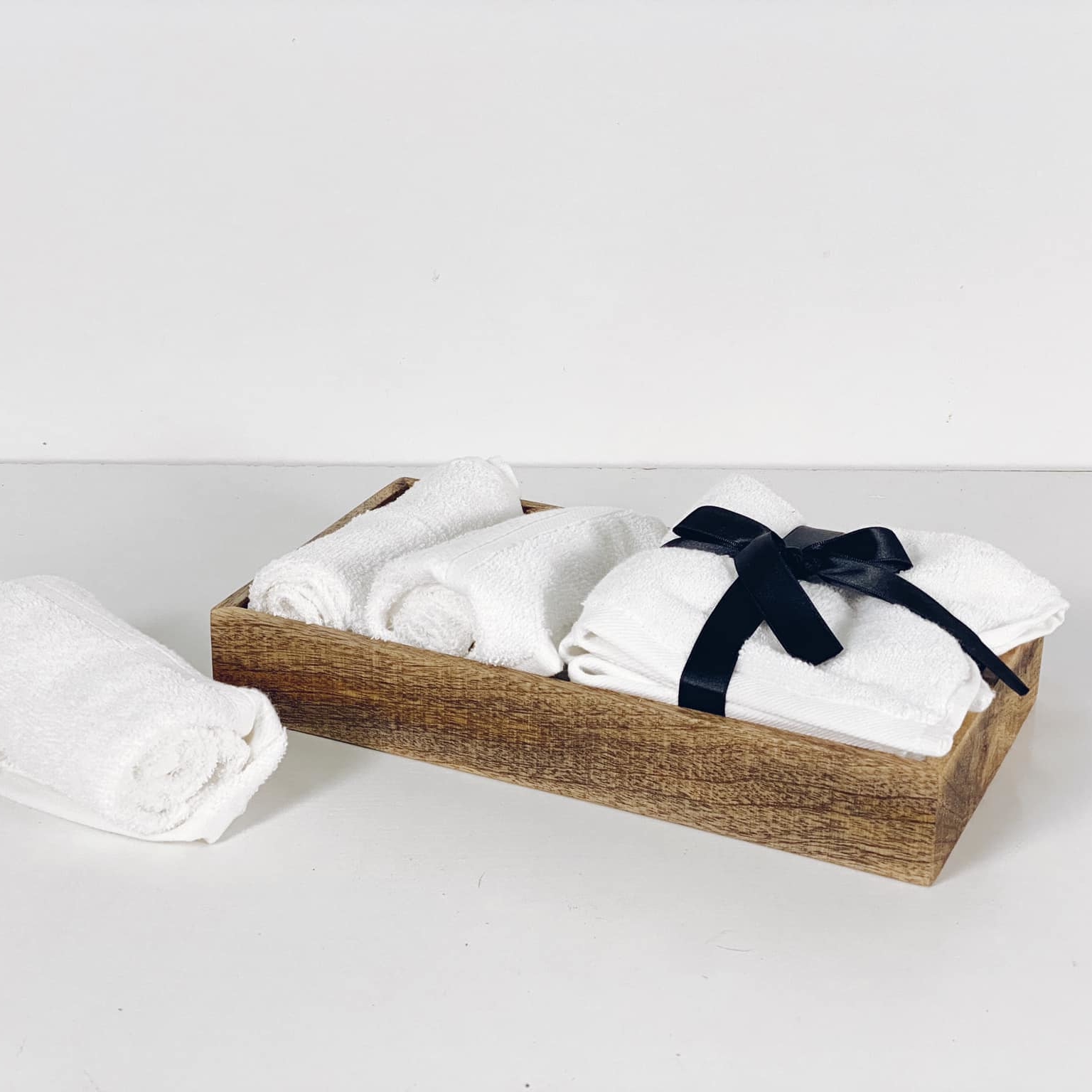 Набір рушничків для рук махрових білий у дерев'яному ящичку
