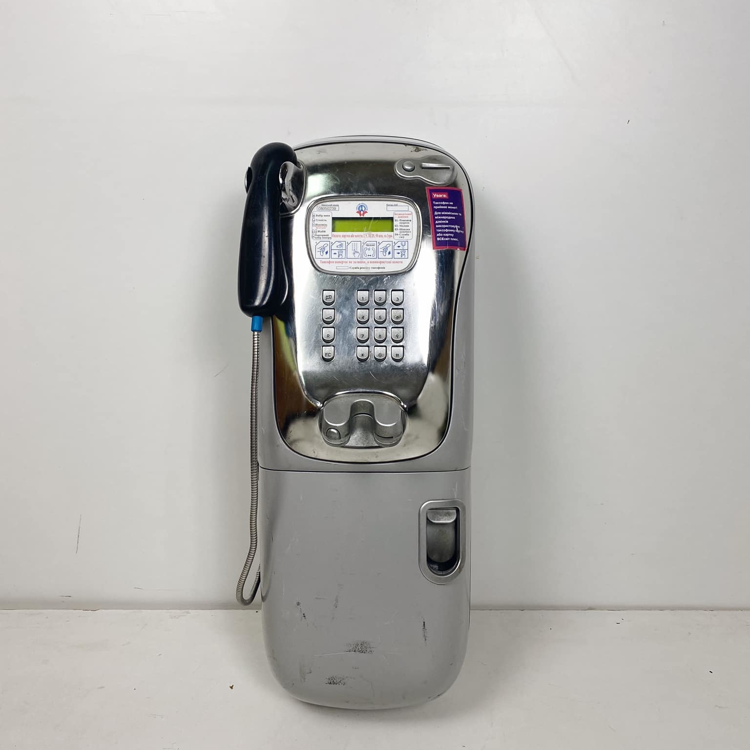 Таксофон сірий великий