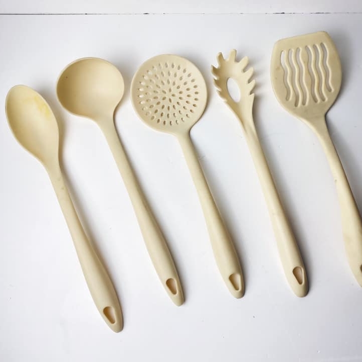 Кухонні прибори пластик молочний KH-191