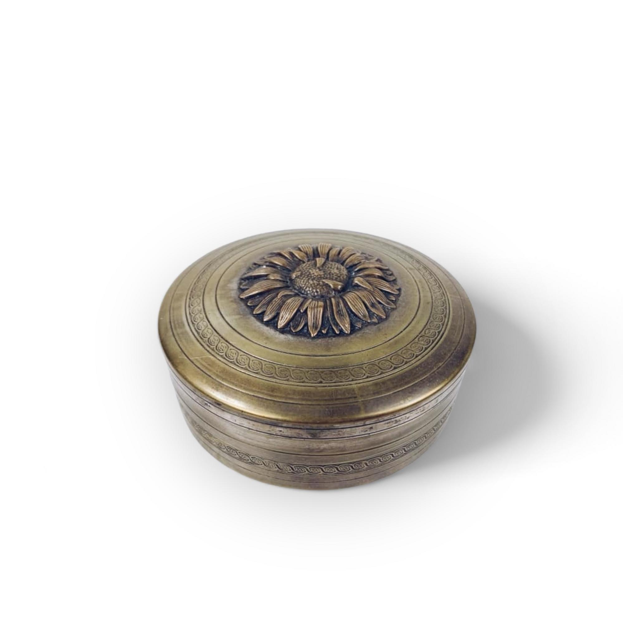 Шкатулка кругла з рельєфною квіткою латунь вінтаж BX-085