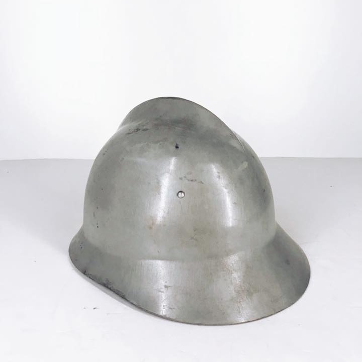 Каска пожежника сіра