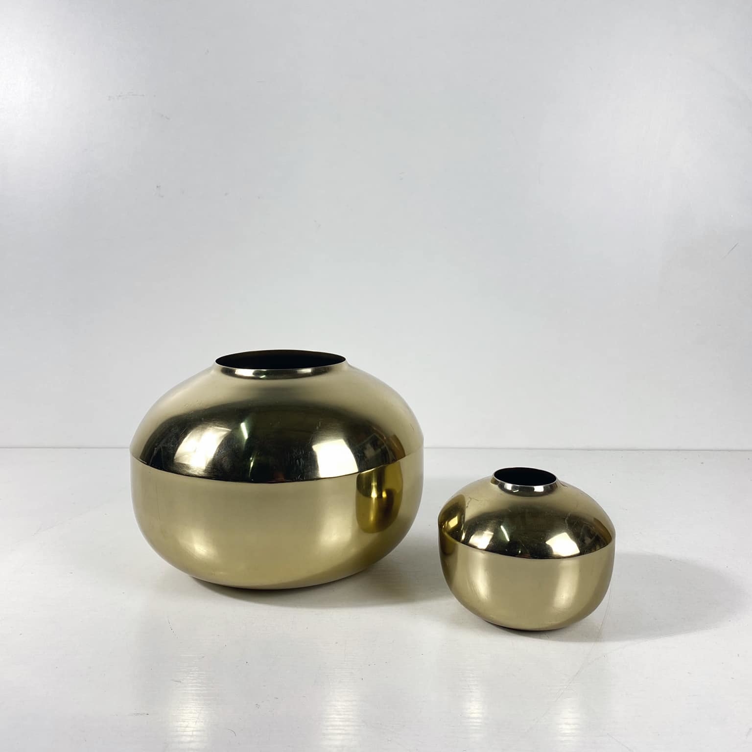 Ваза кругла метал золото VA-404