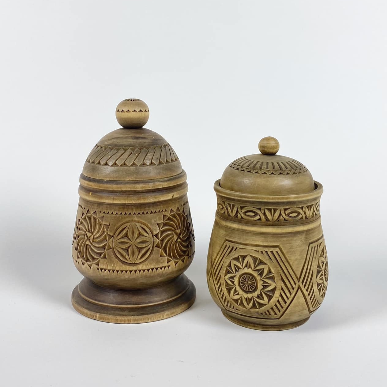 Банка з різбленням етно дерево EN-037