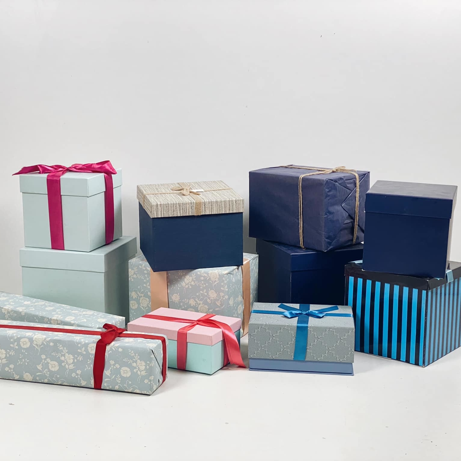 Коробка для подарунків блакитна з малюнком