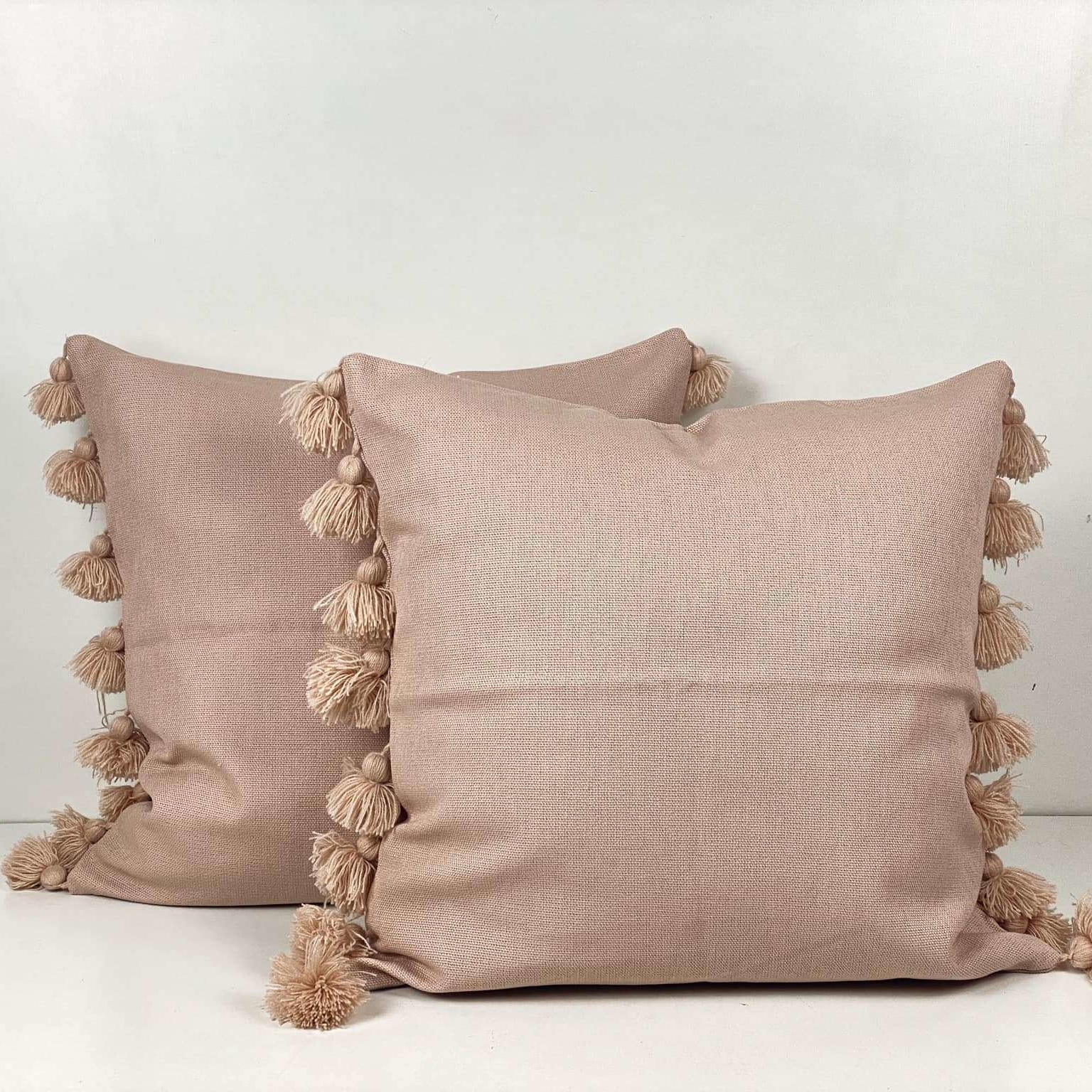 Подушка декоративна з китицями з двох сторін рожево-бежева PW-362