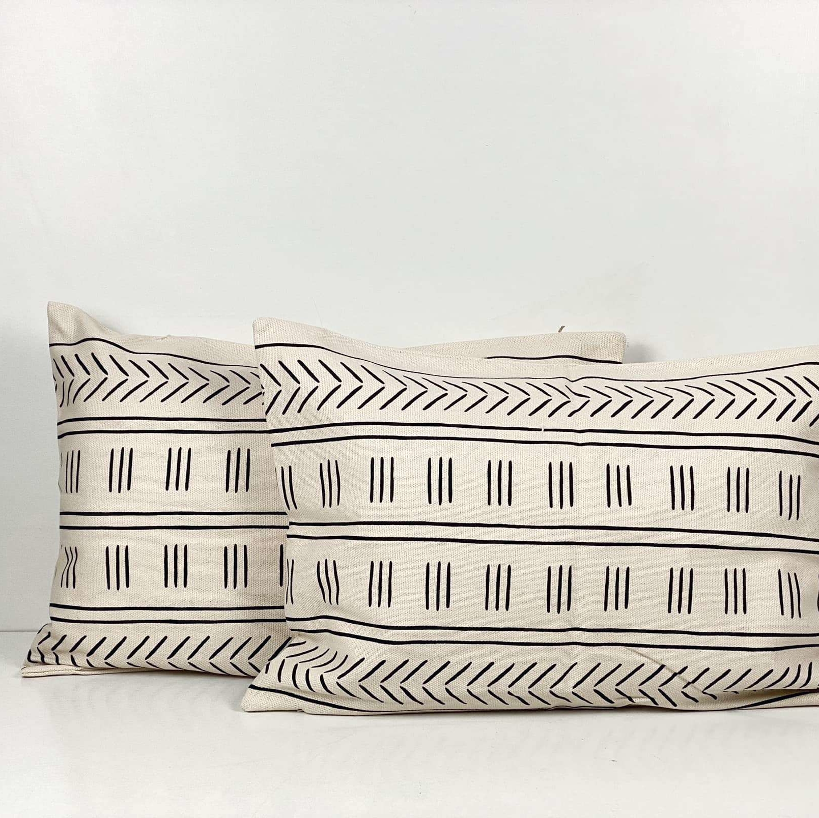 Подушка декоративна прямокутна біло-чорна графіка PW-369