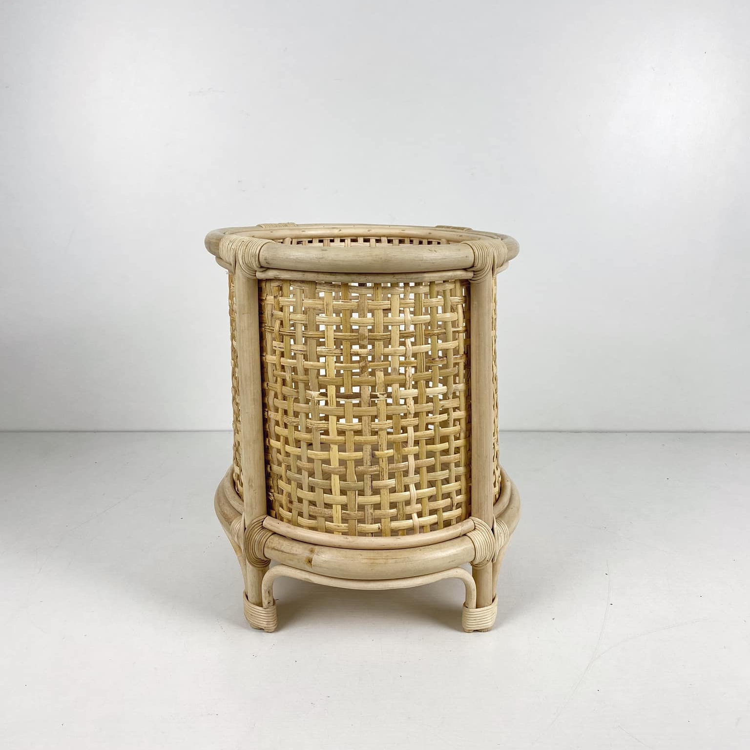 Кашпо декоративне на ніжках ротанг 1