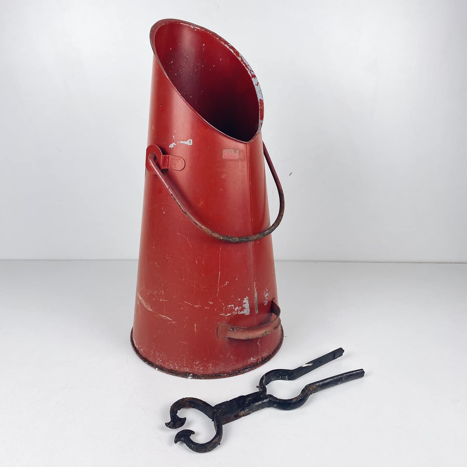 Відро для вугілля зі щипцями червоне метал