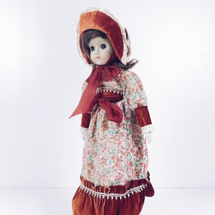 Лялька у квітчастій сукні та капелюшку порцеляна вінтаж