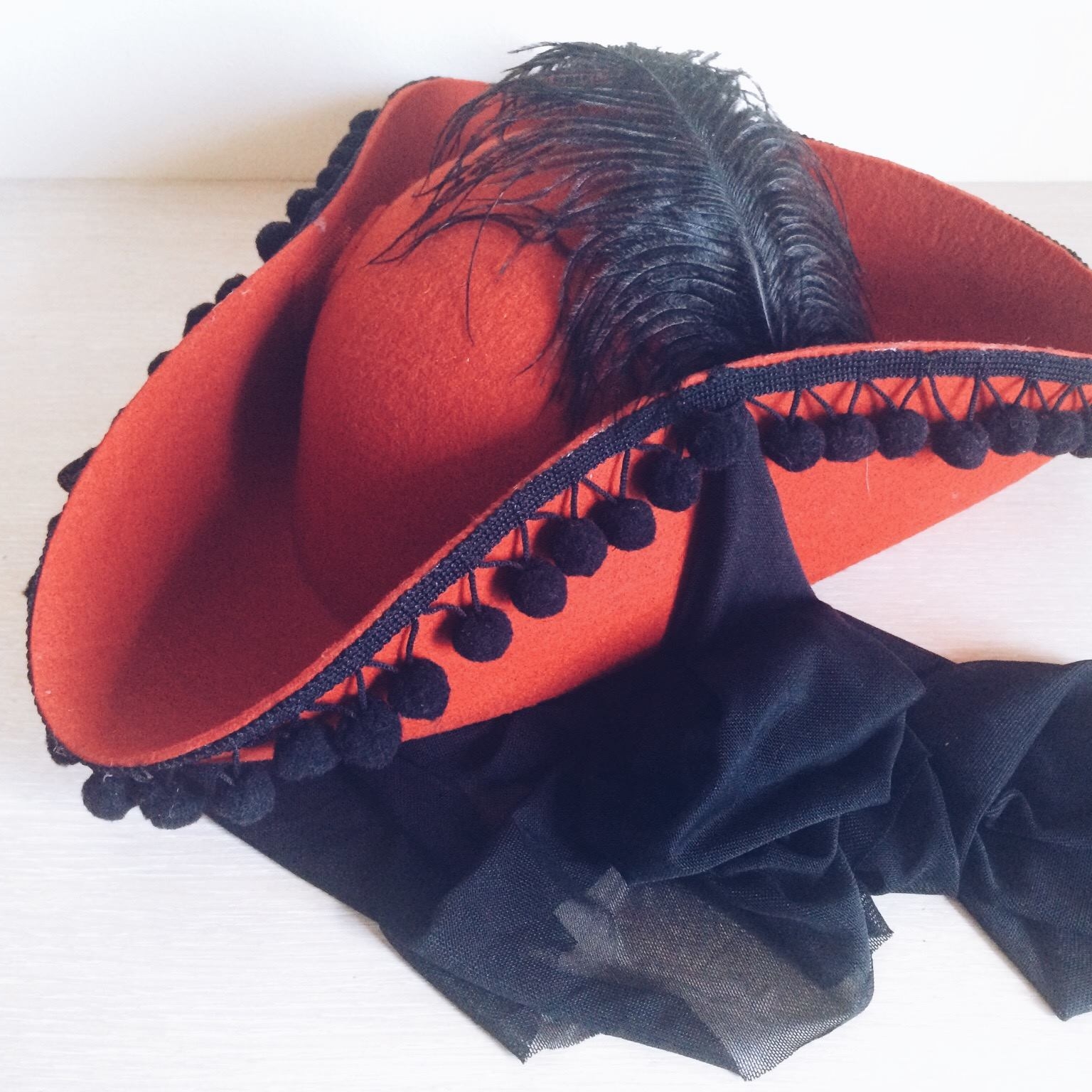 Капелюшок венеційський з вуаллю та пером червоний/чорний