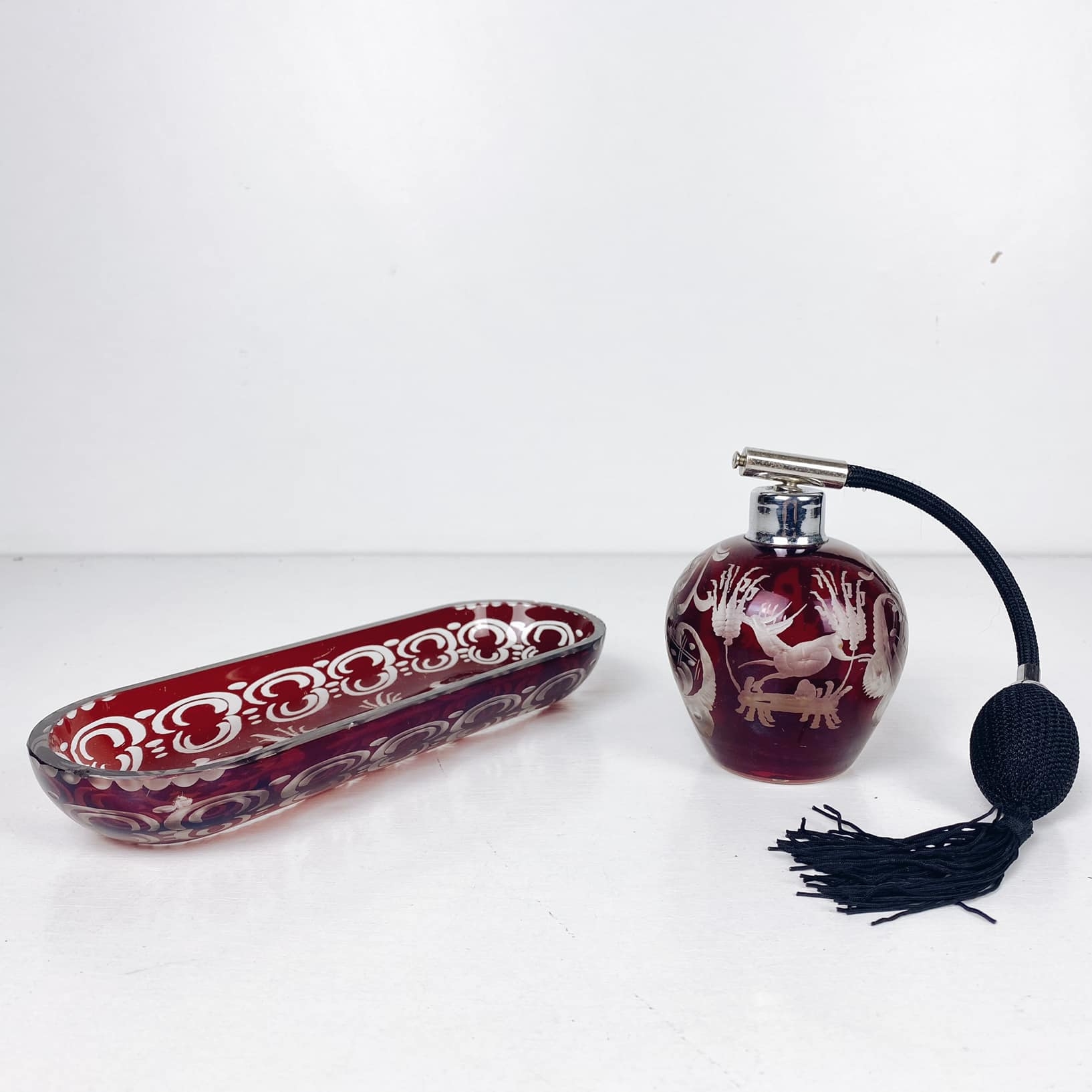 Флакон для парфумів / підставка бля аксесуарів червоний кришталь з різбленням вінтаж