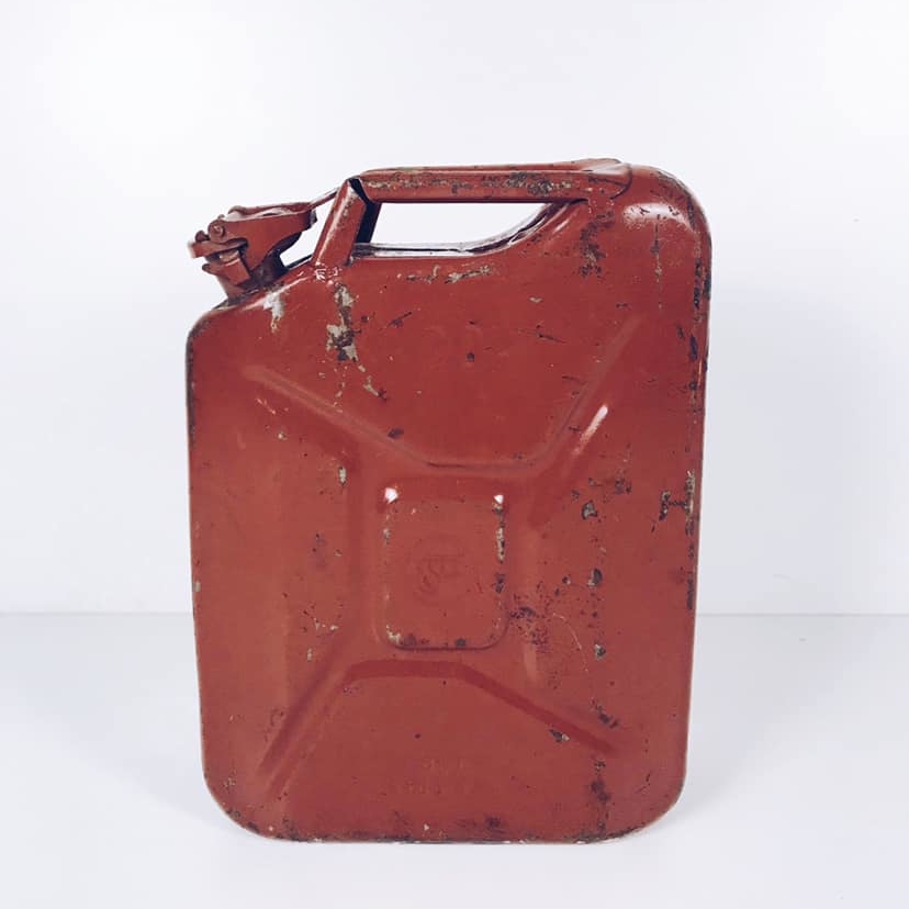 Каністра червона метал стара