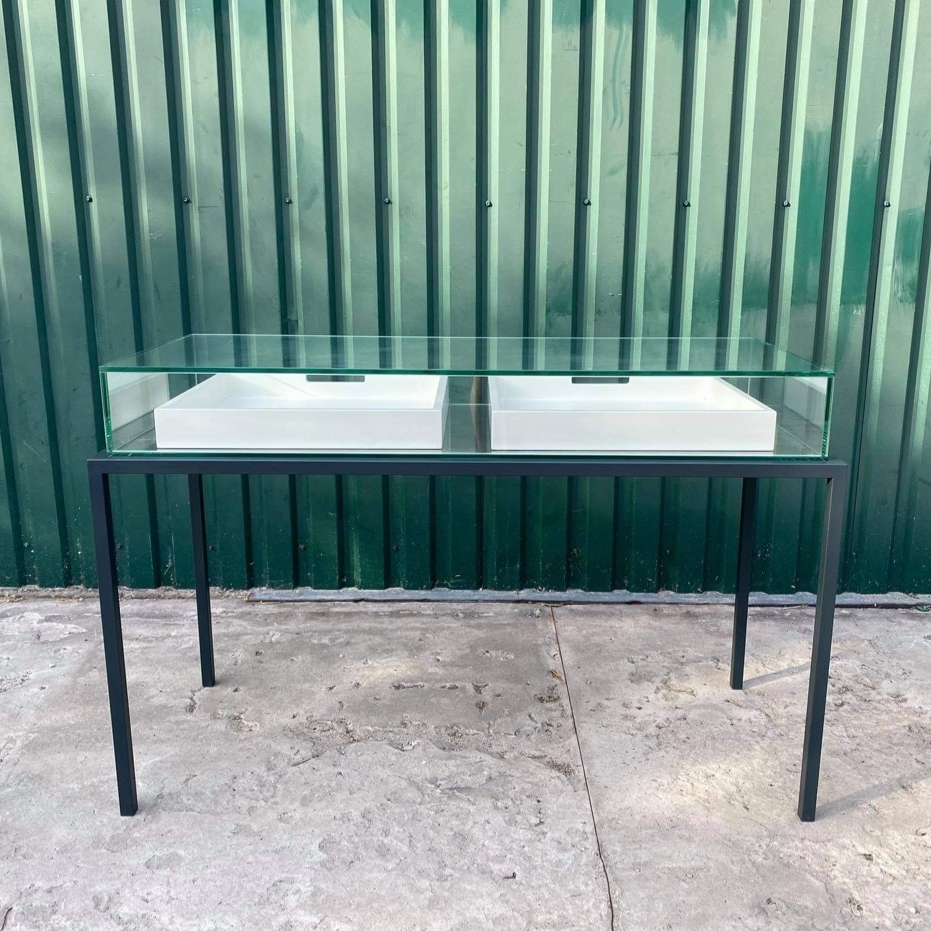 Стіл-вітрина для ювелірних виробів