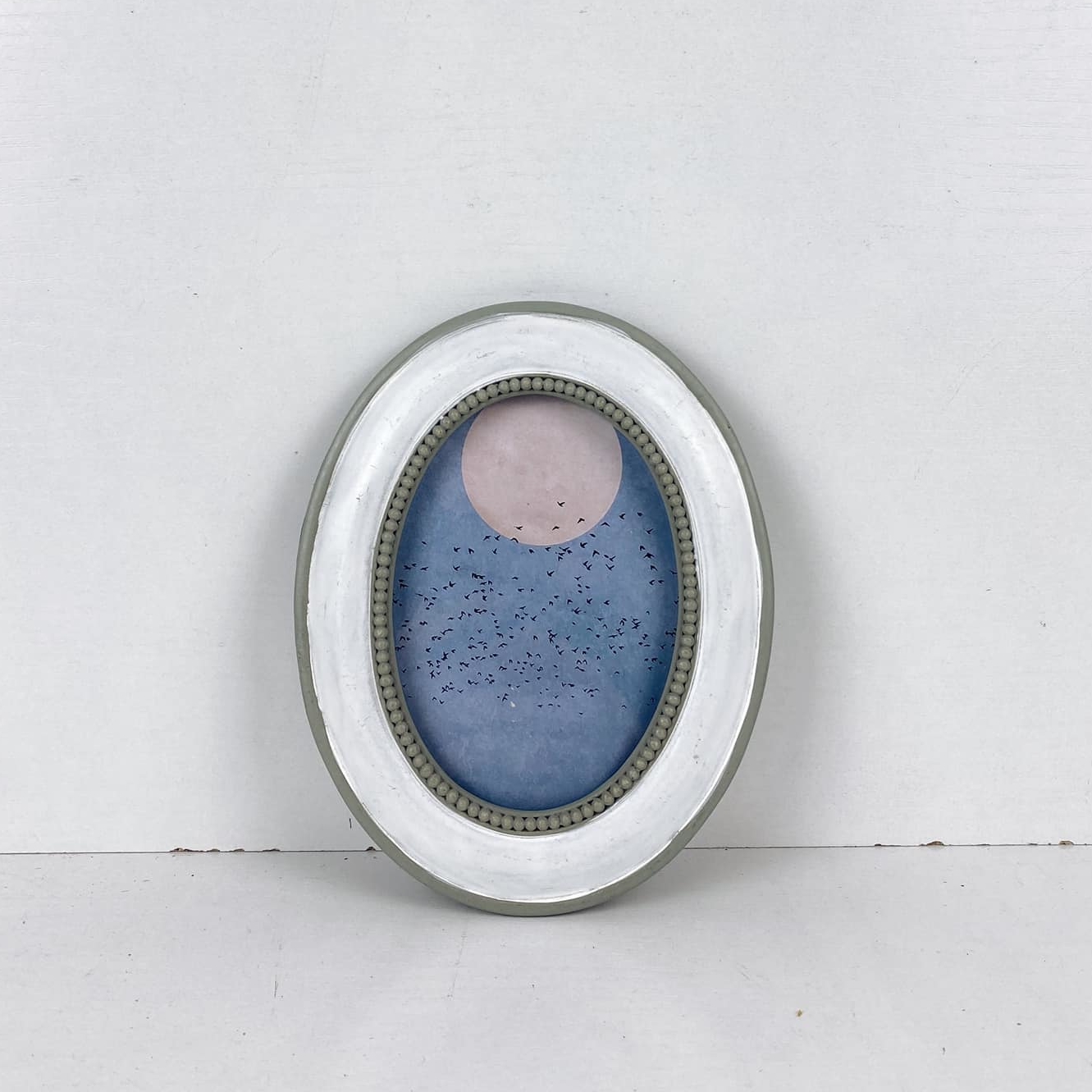 Малюнок абстрактний в овальній рамкі AR-005