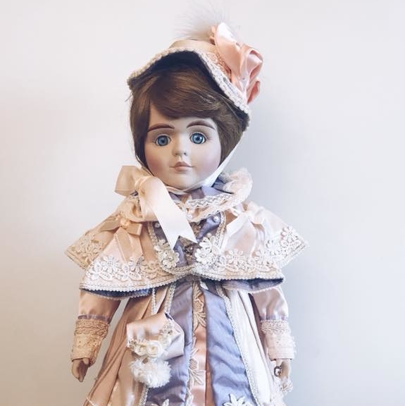 Колекційна лялька Amey у вікторіанському костюмі порцеляна/текстиль вінтаж 6