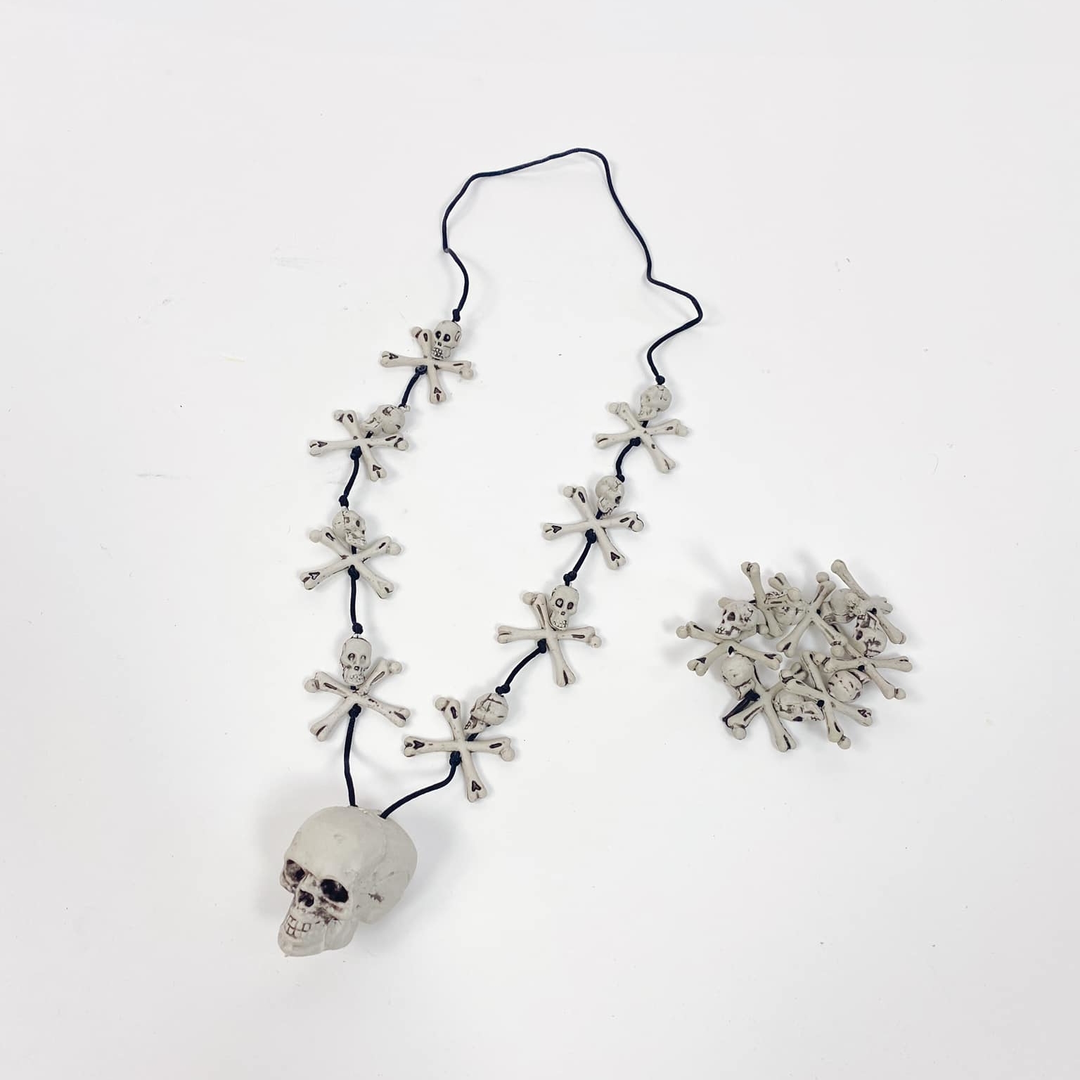 Прикраси з черепами пластик 1