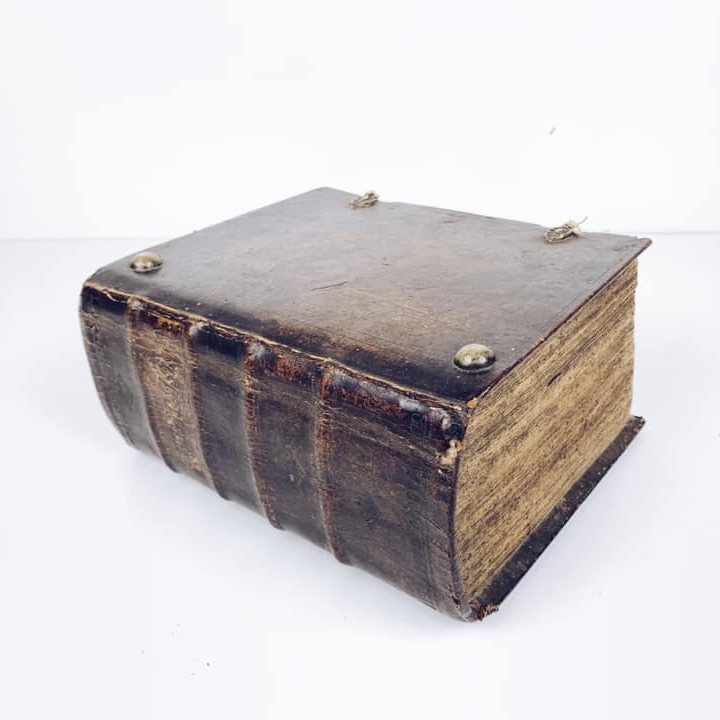 Біблія старовинна велика у шкіряній палітурці