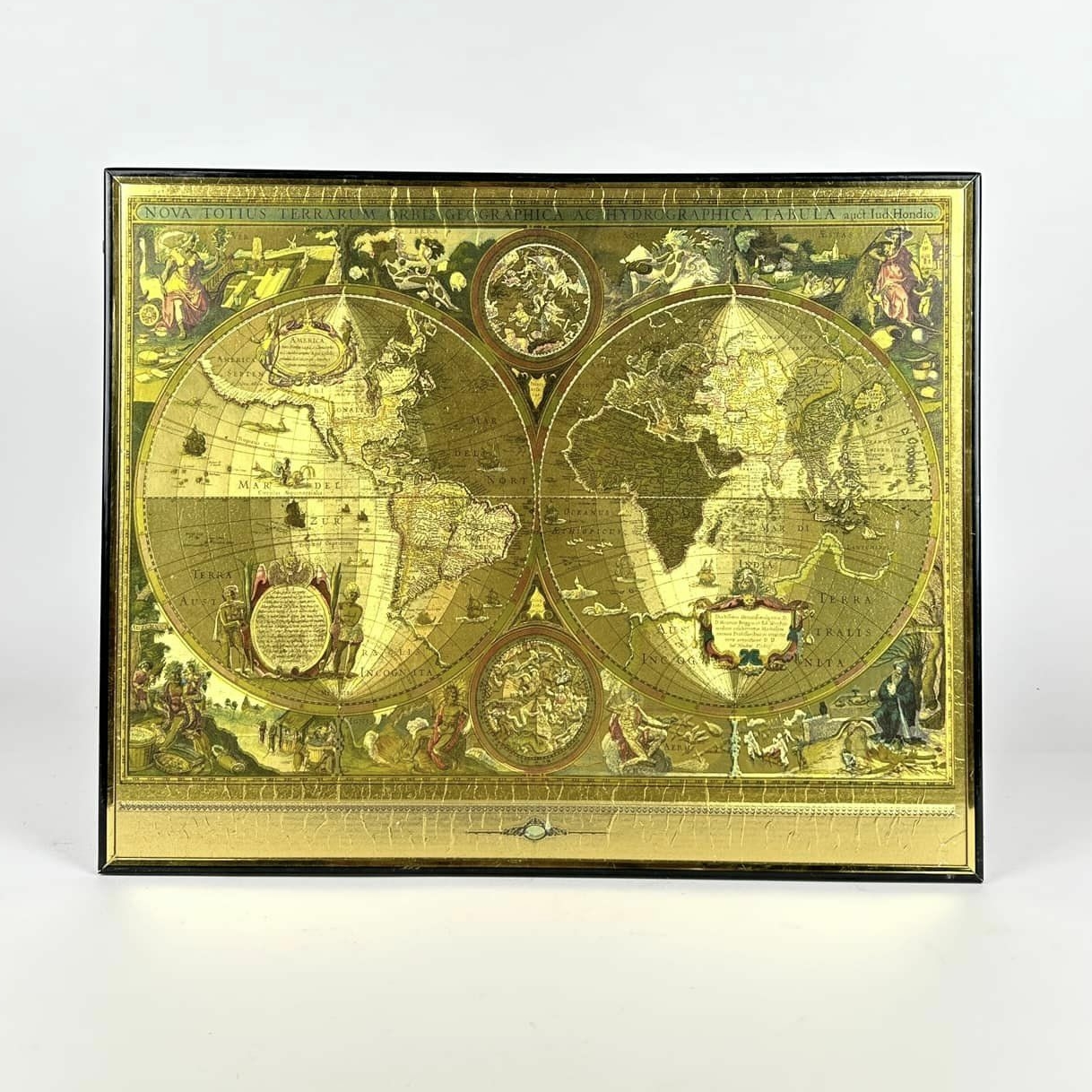 Карта півкуль у вінтажному стилі на золотому фоні у рамкі AR-200