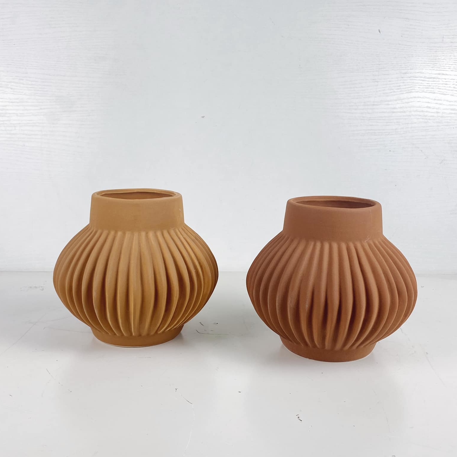 Ваза рельєфна теракота мат VA-399