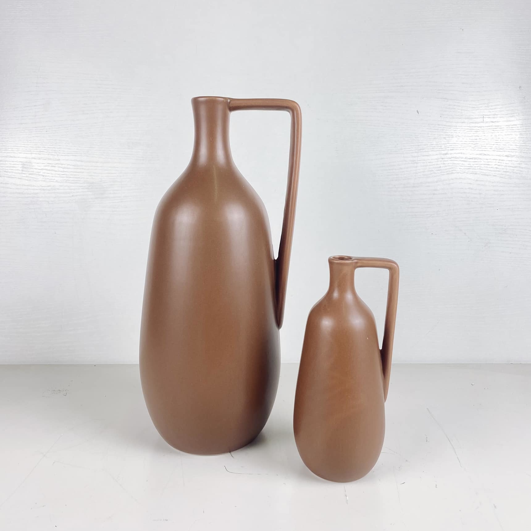 Ваза з ручкою теракота матова темна VA-400