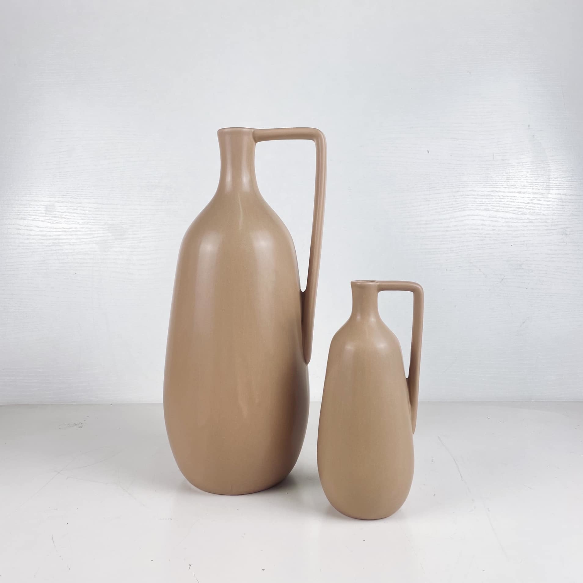 Ваза з ручкою теракота матова світла VA-401