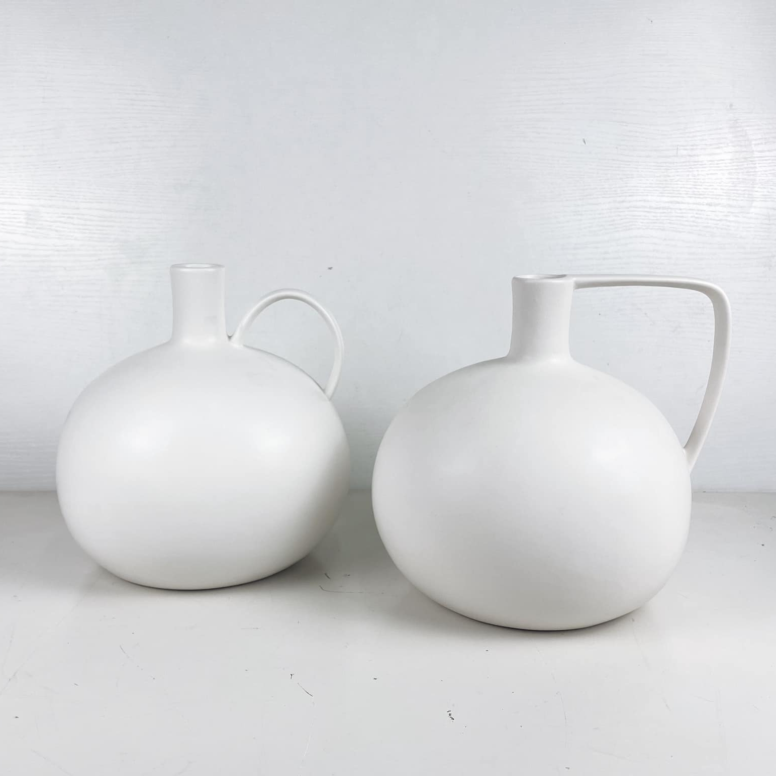 Ваза кругла з ручкою кераміка біла VA-402