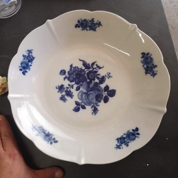 Блюдо кругле з рельєфним краєм сині троянди порцеляна вінтаж PS-107
