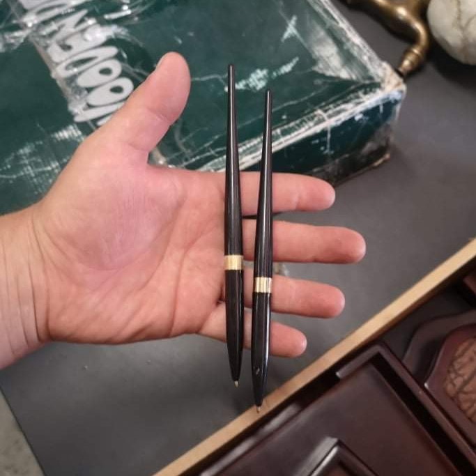 Ручка чорна з металевим кільцем