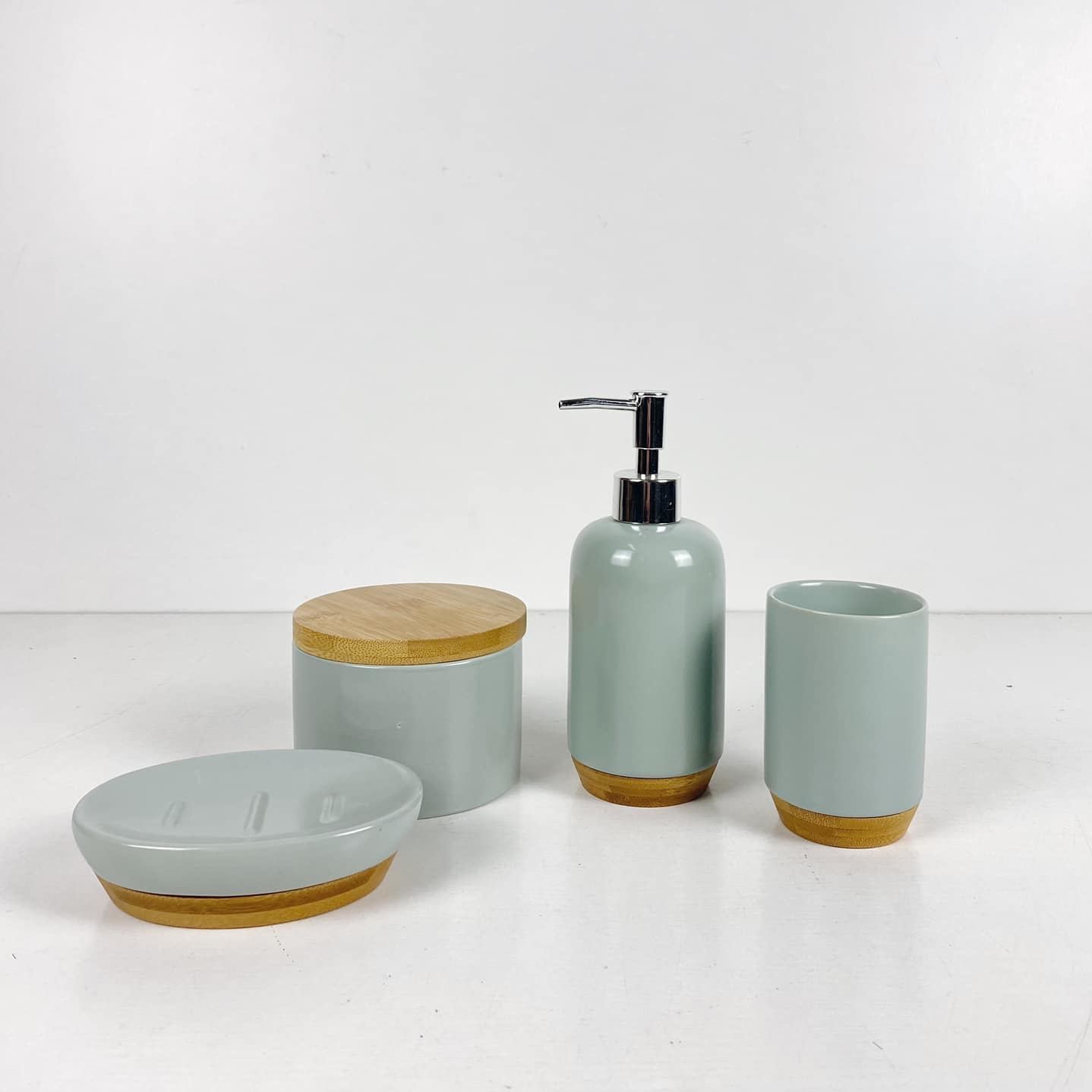 Набір для ванної кімнати сіра кераміка / дерево