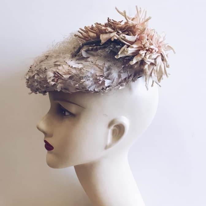 Капелюшок вінтаж беж з штучними хризантемами пелюстками пером страуса